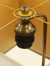 Decoratieve Aziatische tafellamp uit messing en handgesneden hout – foto 5 – kavel bij De Kringwinkel, Antwerpen