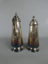Set van 2 vintage zilverkleurige koffie- en theepotten – foto 2 – kavel bij De Kringwinkel, Diest