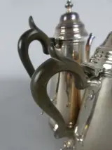 Set van 2 vintage zilverkleurige koffie- en theepotten – foto 4 – kavel bij De Kringwinkel, Diest