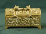 Goudkleurige metalen sieradenkist met reliëf – foto 4 – kavel bij De Kringwinkel, Antwerpen