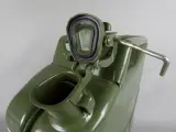 Groene metalen jerrycan 20L – foto 6 – kavel bij De Kringwinkel, Diest