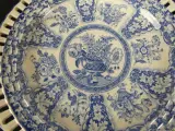 Set van 4 decoratieve blauwe en witte borden met opengewerkte rand – foto 2 – kavel bij De Kringwinkel, Diest