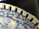 Set van 4 decoratieve blauwe en witte borden met opengewerkte rand – foto 3 – kavel bij De Kringwinkel, Diest