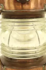 Antieke koperen scheepslamp – Ankerlicht met Fresnel-lens – foto 4 – kavel bij De Kringwinkel, Antwerpen