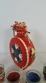 Vintage folkart drankset met leren fles en zes glaasjes – foto 3 – kavel bij De Kringwinkel, Turnhout