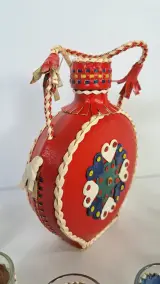 Vintage folkart drankset met leren fles en zes glaasjes – foto 4 – kavel bij De Kringwinkel, Turnhout