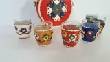 Vintage folkart drankset met leren fles en zes glaasjes – foto 6 – kavel bij De Kringwinkel, Turnhout