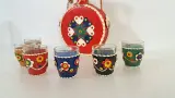Vintage folkart drankset met leren fles en zes glaasjes – foto 7 – kavel bij De Kringwinkel, Turnhout