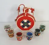 Vintage folkart drankset met leren fles en zes glaasjes – foto 8 – kavel bij De Kringwinkel, Turnhout