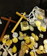 Partij religieuze medailles, kruisen en devotionalia – Lourdes, Medjugorje en diverse heiligen – foto 5 – kavel bij De Kringwinkel, Turnhout