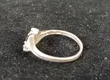 Zilveren ring met blauwe en witte stenen – foto 2 – kavel bij De Kringwinkel, Turnhout