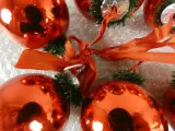 Rode kerstbal slinger – foto 4 – kavel bij De Kringwinkel, Diest