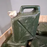 Partij jerrycans – foto 4 – kavel bij Domeinen Roerende Zaken, Groningen