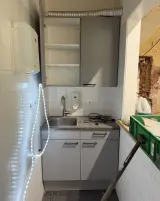 Complete pantry / keukenblok met bovenkasten, lichtgrijs/wit, grijsbruin houtdecor werkblad, | 102,5 cm | bovenkasten 100 cm | 2 pallets – foto 7 – kavel bij Onlineveilingmeester, 