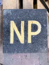 3x Decoratieve betonnen lettertegels NP, antraciet/goudkleurig, ca. 30 × 30 cm – foto 4 – kavel bij Onlineveilingmeester, Hoogeveen