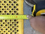 Geperforeerde metalen oprijplaat / laadbrug, geel/grijs, geperforeerd | met bevestigingspunten – foto 2 – kavel bij Onlineveilingmeester, Hoogeveen