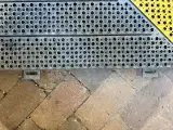 Geperforeerde metalen oprijplaat / laadbrug, geel/grijs, geperforeerd | met bevestigingspunten – foto 4 – kavel bij Onlineveilingmeester, Hoogeveen