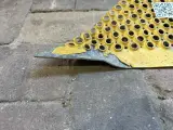 Geperforeerde metalen oprijplaat / drempelplaat, STABAG PeP (sticker), geel/grijs, met verbogen punt | vermoedelijk rolstoeltoegankelijk – foto 2 – kavel bij Onlineveilingmeester, 