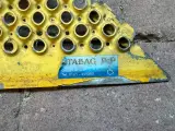 Geperforeerde metalen oprijplaat / drempelplaat, STABAG PeP (sticker), geel/grijs, met verbogen punt | vermoedelijk rolstoeltoegankelijk – foto 3 – kavel bij Onlineveilingmeester, 
