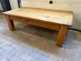 Eikenhouten salontafel, Rustieke uitvoering, naturel eiken / lichtbruin, 145 × 75 × 50 cm | rustiek eiken – foto 2 – kavel bij Onlineveilingmeester, Hoogeveen