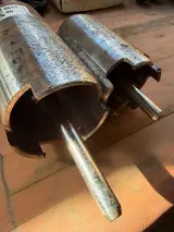 2x Cilindrische machineonderdelen, metaalkleur, Bewerkte flenzen – verschillende maten – foto 3 – kavel bij Onlineveilingmeester, Hoogeveen