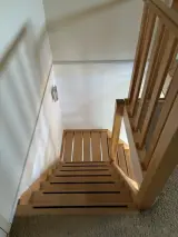 Open houten kwartslagtrap, kwartslag links, naturel hout, hoogte 250–255 cm – gedemonteerd – foto 3 – kavel bij Onlineveilingmeester, Hoogeveen