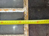 2x Boogvormige stalraamframes, Historisch, wit/roest, 48 cm breed; 30-34 cm hoog – foto 4 – kavel bij Onlineveilingmeester, Hoogeveen