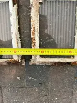2x Gebogen 4-ruits stalramen, Historisch, wit/roest, 34 cm breed; 45-50 cm hoog – foto 2 – kavel bij Onlineveilingmeester, Hoogeveen