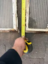 2x Gebogen 4-ruits stalramen, Historisch, wit/roest, 34 cm breed; 45-50 cm hoog – foto 3 – kavel bij Onlineveilingmeester, Hoogeveen