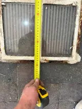 2x Gebogen 4-ruits stalramen, Historisch, wit/roest, 34 cm breed; 45-50 cm hoog – foto 4 – kavel bij Onlineveilingmeester, Hoogeveen