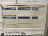 Elektrische verdeelkast, Hager, FG26W / 634503, grijs/wit, 2000, met automaten en 400A hoofdschakelaar – foto 8 – kavel bij Onlineveilingmeester, Hoogeveen