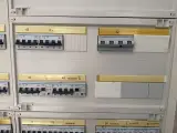 Elektrische verdeelkast, Hager, FG26W / 634503, grijs/wit, 2000, met automaten en 400A hoofdschakelaar – foto 9 – kavel bij Onlineveilingmeester, Hoogeveen