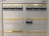 Elektrische verdeelkast, Hager, FG26W / 634503, grijs/wit, 2000, met automaten en 400A hoofdschakelaar – foto 10 – kavel bij Onlineveilingmeester, Hoogeveen