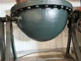 Industriële kantelbare kookketel, Jamketel met handwiel, koper/brons/groen, op stalen onderstel met handwiel – foto 5 – kavel bij Onlineveilingmeester, Hoogeveen