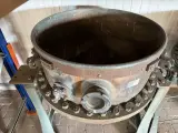 Industriële kantelbare kookketel, Jamketel met handwiel, koper/brons/groen, op stalen onderstel – foto 2 – kavel bij Onlineveilingmeester, Hoogeveen