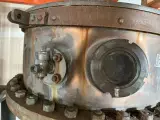 Industriële kantelbare kookketel, Jamketel met handwiel, koper/brons/groen, op stalen onderstel – foto 3 – kavel bij Onlineveilingmeester, Hoogeveen