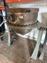 Industriële kantelbare kookketel, Jamketel met handwiel, koper/brons/groen, op stalen onderstel – foto 4 – kavel bij Onlineveilingmeester, Hoogeveen