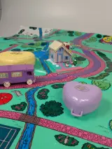 Polly Pocket Pollyville speelset met accessoires en speelmat – foto 7 – kavel bij De Kringwinkel, Sint-Niklaas