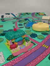 Polly Pocket Pollyville speelset met accessoires en speelmat – foto 8 – kavel bij De Kringwinkel, Sint-Niklaas