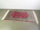 Handgeweven Tunezisch tapijt met rood en groen patroon – foto 7 – kavel bij De Kringwinkel, Heverlee