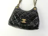 Zwarte lakleren handtas Chanel – foto 2 – kavel bij De Kringwinkel, Heverlee