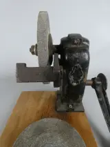 Handmatige slijpmachine op houten voet – foto 3 – kavel bij De Kringwinkel, Diest