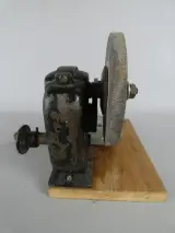 Handmatige slijpmachine op houten voet – foto 4 – kavel bij De Kringwinkel, Diest