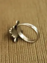 Sterling zilveren ring met bloemvormige ringkop – foto 4 – kavel bij De Kringwinkel, Antwerpen