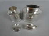 Set van 2 zilverkleurige metalen flessen met deksels – foto 3 – kavel bij De Kringwinkel, Diest