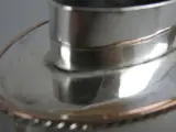 Set van 2 zilverkleurige metalen flessen met deksels – foto 4 – kavel bij De Kringwinkel, Diest