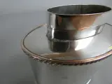 Set van 2 zilverkleurige metalen flessen met deksels – foto 5 – kavel bij De Kringwinkel, Diest