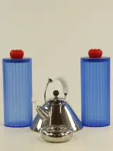 Lot van 4 designobjecten van Alessi – fluitketel, asbak en 2 spaghetti opbergdozen – foto 2 – kavel bij De Kringwinkel, Antwerpen
