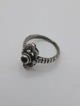 Zilverkleurige ring met rood steentje en bloemmotief – foto 2 – kavel bij De Kringwinkel, Diest