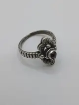 Zilverkleurige ring met rood steentje en bloemmotief – foto 3 – kavel bij De Kringwinkel, Diest